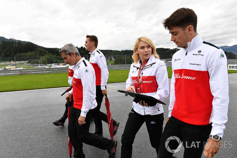 Charles Leclerc, Sauber, cammina lungo il circuito con Xevi Pujolar, capo dell'ingegneria in pista, Sauber e Ruth Buscombe, ingegnere della strategia, Sauber
