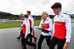 Charles Leclerc, Sauber, cammina lungo il circuito con Xevi Pujolar, capo dell'ingegneria in pista, Sauber e Ruth Buscombe, ingegnere della strategia, Sauber