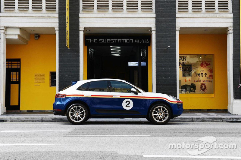 Porsche Macan dengan motif Rothmans