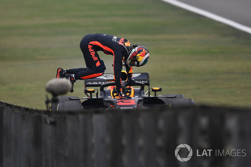 Daniel Ricciardo, Red Bull Racing RB14 se detiene en la pista en PL3