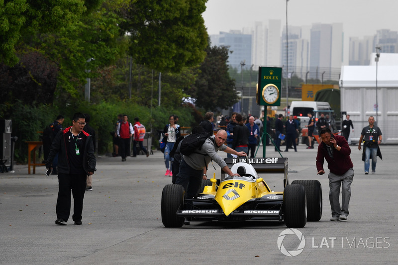 Автомобиль Renault RE40
