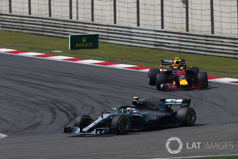 Valtteri Bottas, Mercedes AMG F1 W09, voor Max Verstappen, Red Bull Racing RB14 Tag Heuer