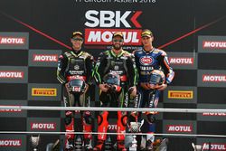 Le vainqueur Tom Sykes, Kawasaki Racing, le deuxième, Jonathan Rea, Kawasaki Racing, le troisième, Michael van der Mark, Pata Yamaha