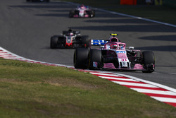 Esteban Ocon, Force India VJM11 Mercedes, Romain Grosjean, Haas F1 Team VF-18 Ferrari
