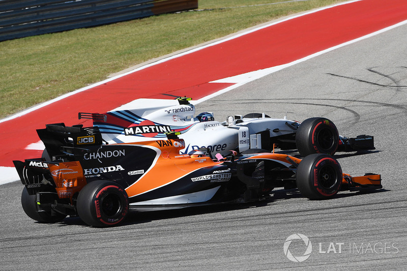 Stoffel Vandoorne, McLaren MCL32 and Lance Stroll, Williams FW40 battle