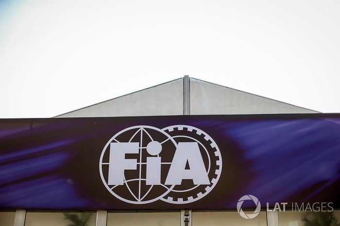 FIA letrero en el paddock