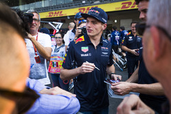 Max Verstappen, Red Bull Racing, firma autografi ai fan