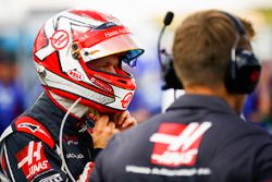 Kevin Magnussen, Haas F1 Team, puts his helmet on