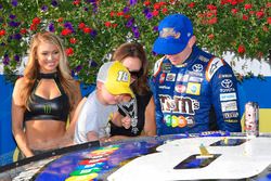 1. Kyle Busch, Joe Gibbs Racing, mit Ehefrau Samantha, Sohn Brexton und Monster-Girl