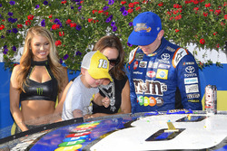 1. Kyle Busch, Joe Gibbs Racing, mit Ehefrau Samantha, Sohn Brexton und Monster-Girl