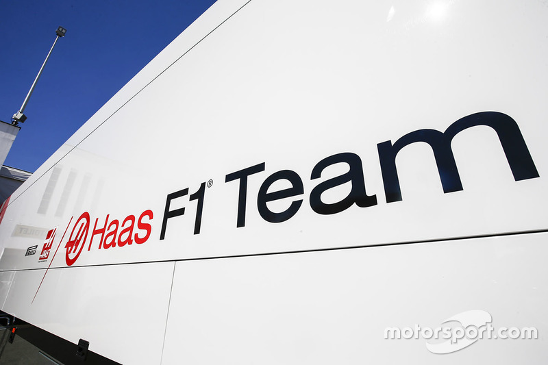 Truk Haas F1 Team di paddock