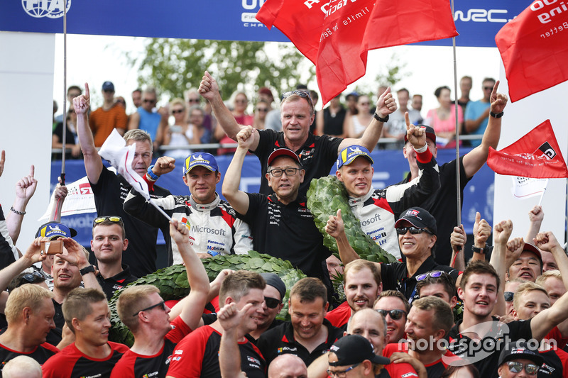 I vincitori Ott Tanak, Martin Järveoja, Toyota Yaris WRC, Toyota Gazoo Racing, Tommi Makinen