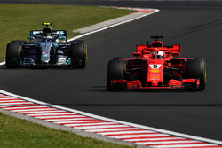 Sebastian Vettel, Ferrari SF71H ve Valtteri Bottas, Mercedes-AMG F1 W09