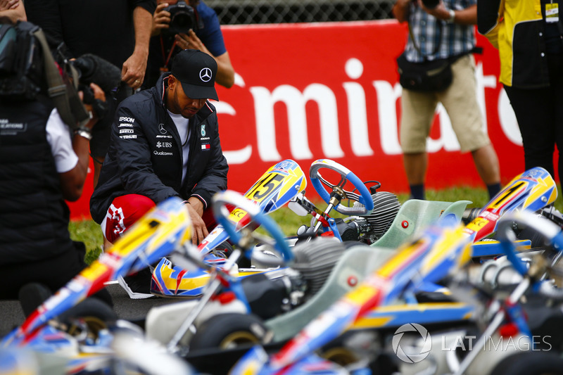 Lewis Hamilton, Mercedes AMG F1, esamina un kart
