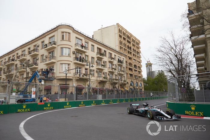 Lewis Hamilton, vencedor da prova se solidarizou: “Foi realmente uma corrida emocional para ser honesto. Valtteri fez um trabalho excepcional e realmente merecia a vitória, e Sebastian fez um ótimo trabalho também”