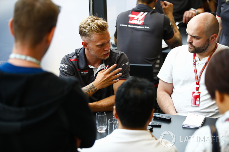 Kevin Magnussen, Haas F1 Team, parla con i media
