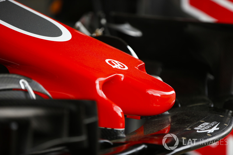 Logo Haas sul naso della Haas F1 Team VF-18