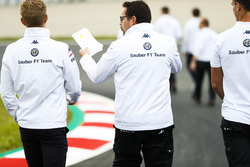 Marcus Ericsson, Sauber, walks the circuit alongside colleagues