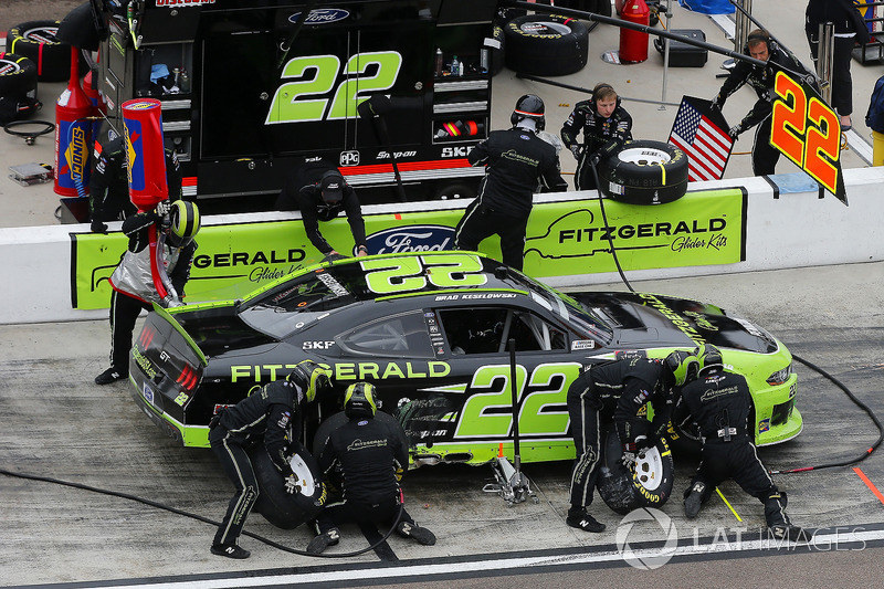 Brad Keselowski, Team Penske, Ford Mustang Fitzgerald Glider Kits pit stop