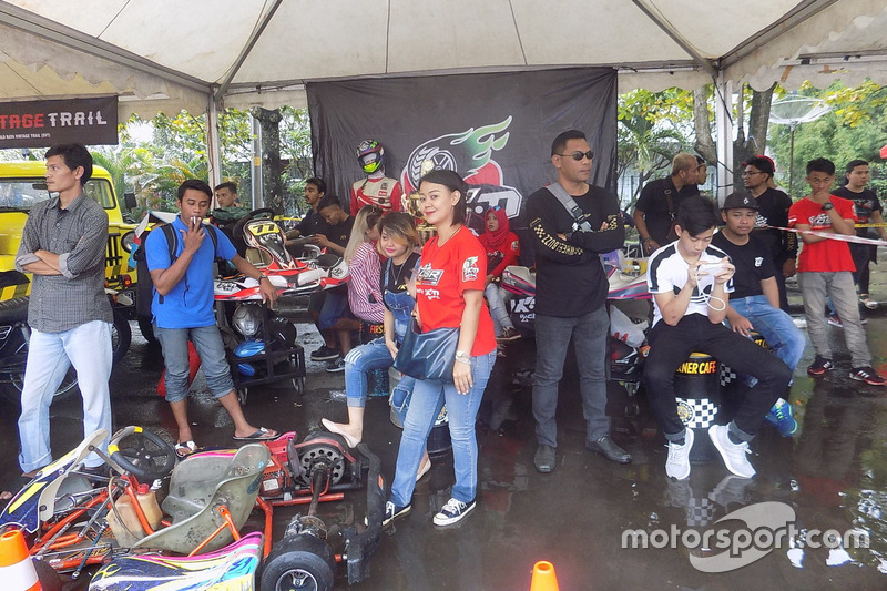 Stand gokart tim TKM