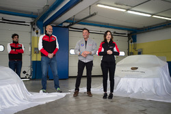 Raimondo Amadio, AB Racing / SVC The Motorsport Group, Giacomo Cappella, Autocentri Balduina, e Valentina Albanese, Porsche Italia si preparano a svelare le Porsche 911 GT3 Cup del team AB Racing