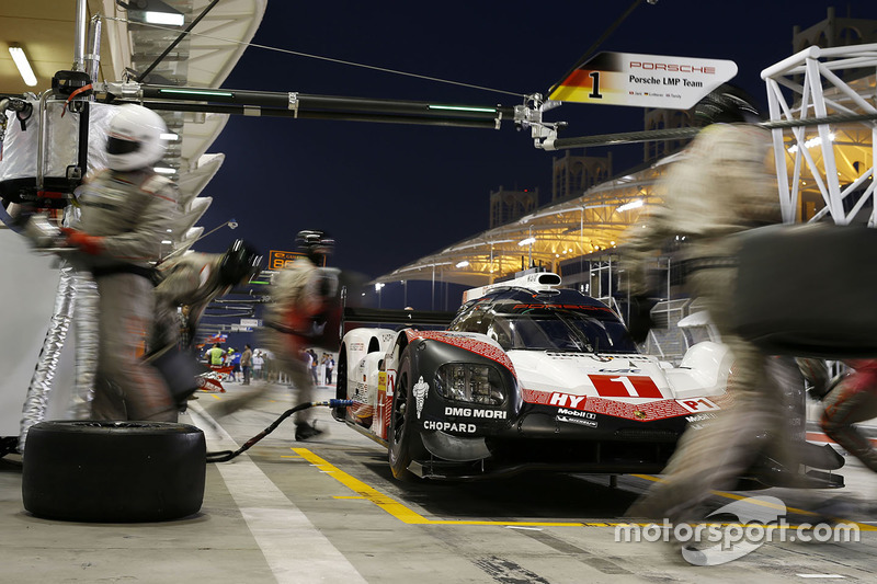 #1 Porsche Team Porsche 919 Hybrid: Neel Jani, Andre Lotterer, Nick Tandy en pits