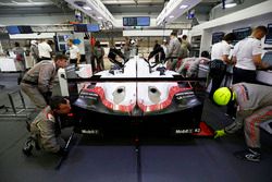 #2 Porsche Team Porsche 919 Hybrid: Timo Bernhard, Earl Bamber, Brendon Hartley nel garage