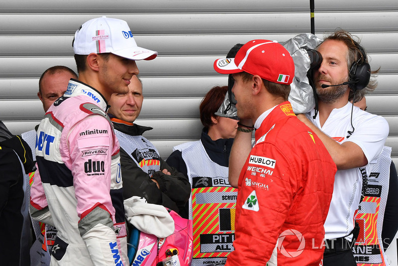 Esteban Ocon, Racing Point Force India F1 Team e Sebastian Vettel, Ferrari, nel parco chiuso