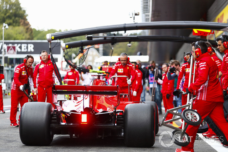 Kimi Raikkonen, Ferrari SF71H, pit stop