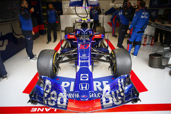 La voiture de Pierre Gasly, Toro Rosso STR13, dans le garage