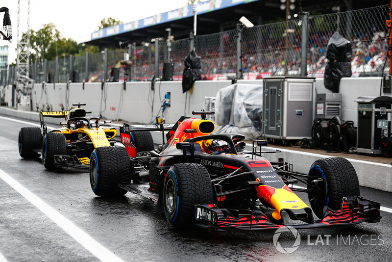 Daniel Ricciardo, Red Bull Racing RB14, di depan Nico Hulkenberg, Renault Sport F1 Team R.S. 18