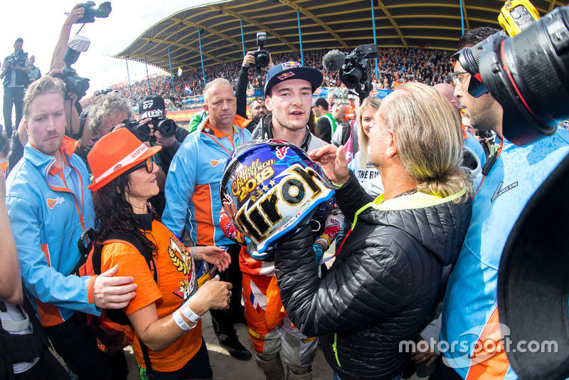 Herlings neemt zijn helm in ontvangst.