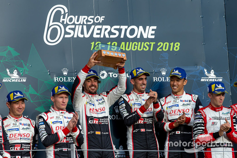 De hecho subieron al podio como ganadores de la carrera, pero...