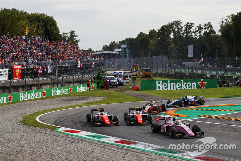 Tout comme Dorian Boccolacci, qui a marqué ses premiers points en Formule 2, ici à la lutte avec son coéquipier
