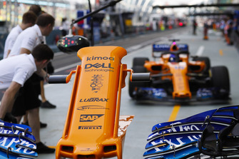 Fernando Alonso, McLaren MCL33, comes in the pits as engineers stand by with a new nose
