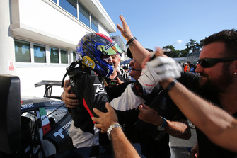 Il vincitore Gianmarco Quaresmini, Dinamic Motorsport, festeggia