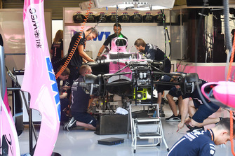 La Force India VJM11 dans le garage