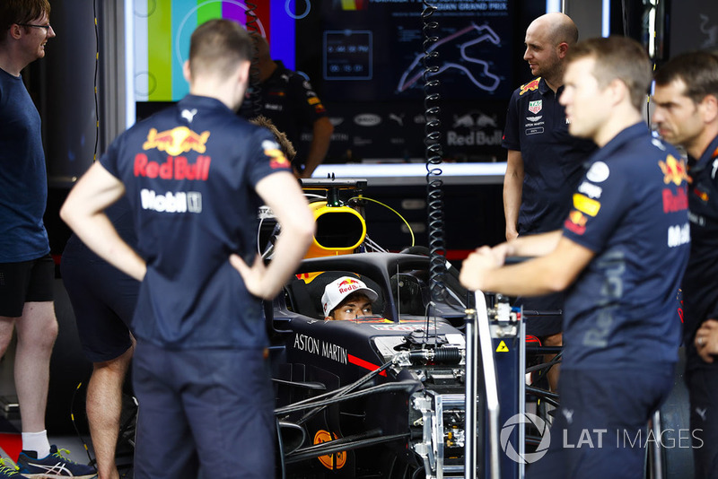 Гонщик Scuderia Toro Rosso Пьер Гасли за рулем Red Bull Racing RB14