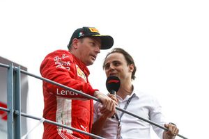 Le deuxième, Kimi Raikkonen, Ferrari, est interviewé par Felipe Massa sur le podium