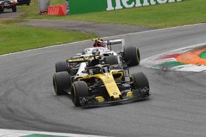 Nico Hulkenberg, Renault Sport F1 Team RS 18 et Charles Leclerc, Sauber C37 en lutte