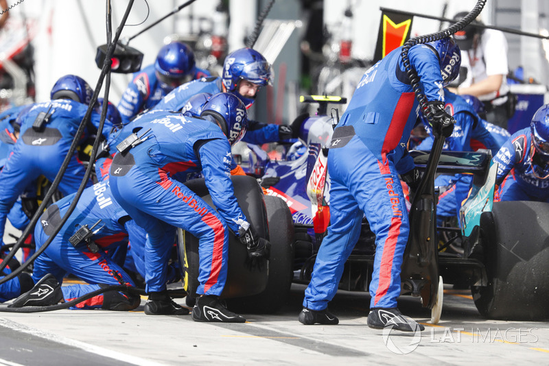 Pierre Gasly, Toro Rosso STR13 Honda, au stand