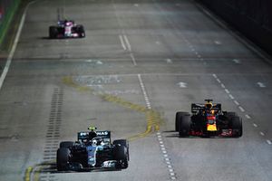 Valtteri Bottas, Mercedes AMG F1 W09 EQ Power+ e Daniel Ricciardo, Red Bull Racing RB14