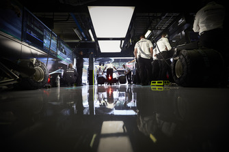 La monoposto di Valtteri Bottas Mercedes AMG F1 W09, viene spinta nel garage