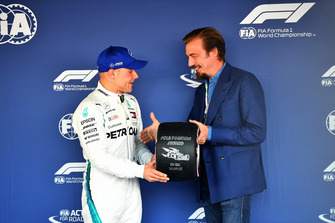 Valtteri Bottas, Mercedes AMG F1, riceve il Pirelli Pole Position Award