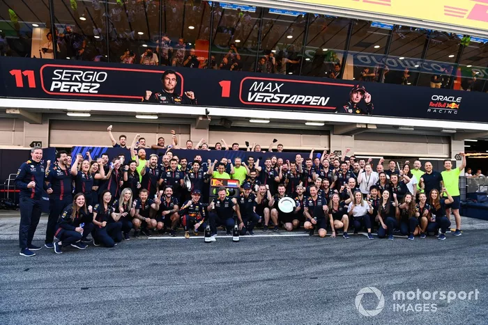 Max Verstappen, Red Bull Racing, 1ª posición, Christian Horner, director del equipo, Red Bull Racing, Adrian Newey, director de tecnología, Red Bull Racing, el equipo Red Bull celebra la victoria.