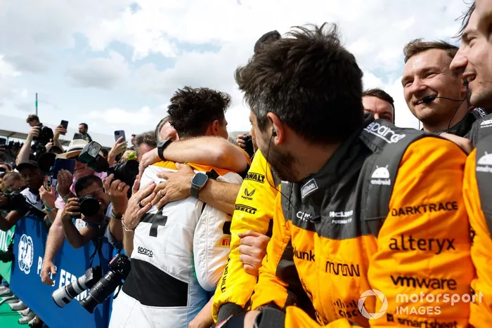 Lando Norris, McLaren, 2ª posición, celebra en Parc Ferme con su equipo