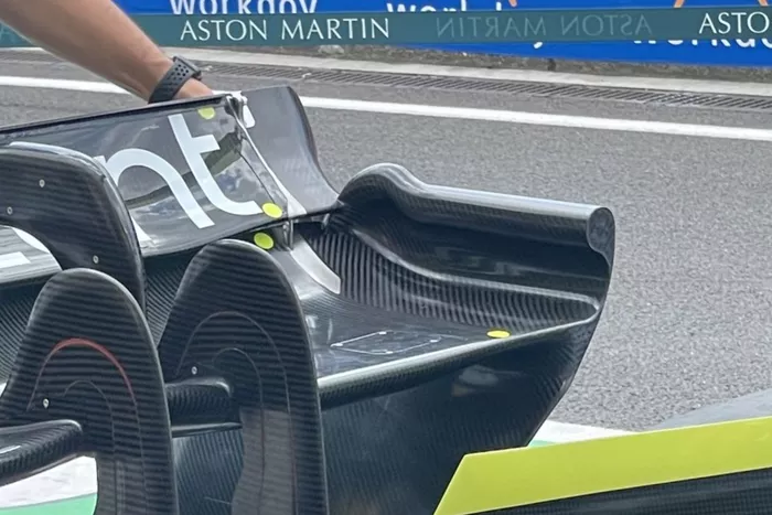 Placa final del alerón trasero del Aston Martin AMR22