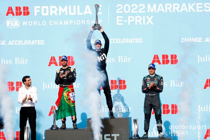 El ganador Edoardo Mortara, Venturi Racing, celebra su trofeo en el podio junto a Antonio Felix da Costa, DS Techeetah, 2ª posición, Mitch Evans, Jaguar Racing, 3ª posición
