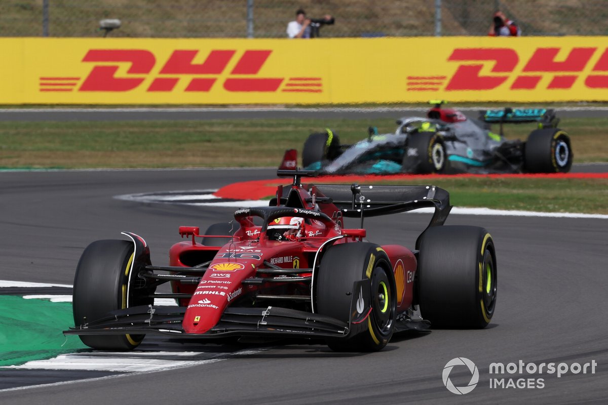 Charles Leclerc, Ferrari F1-75, Lewis Hamilton, Mercedes W13