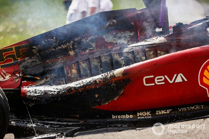 Daños por incendio en el coche de Carlos Sainz, Ferrari F1-75 